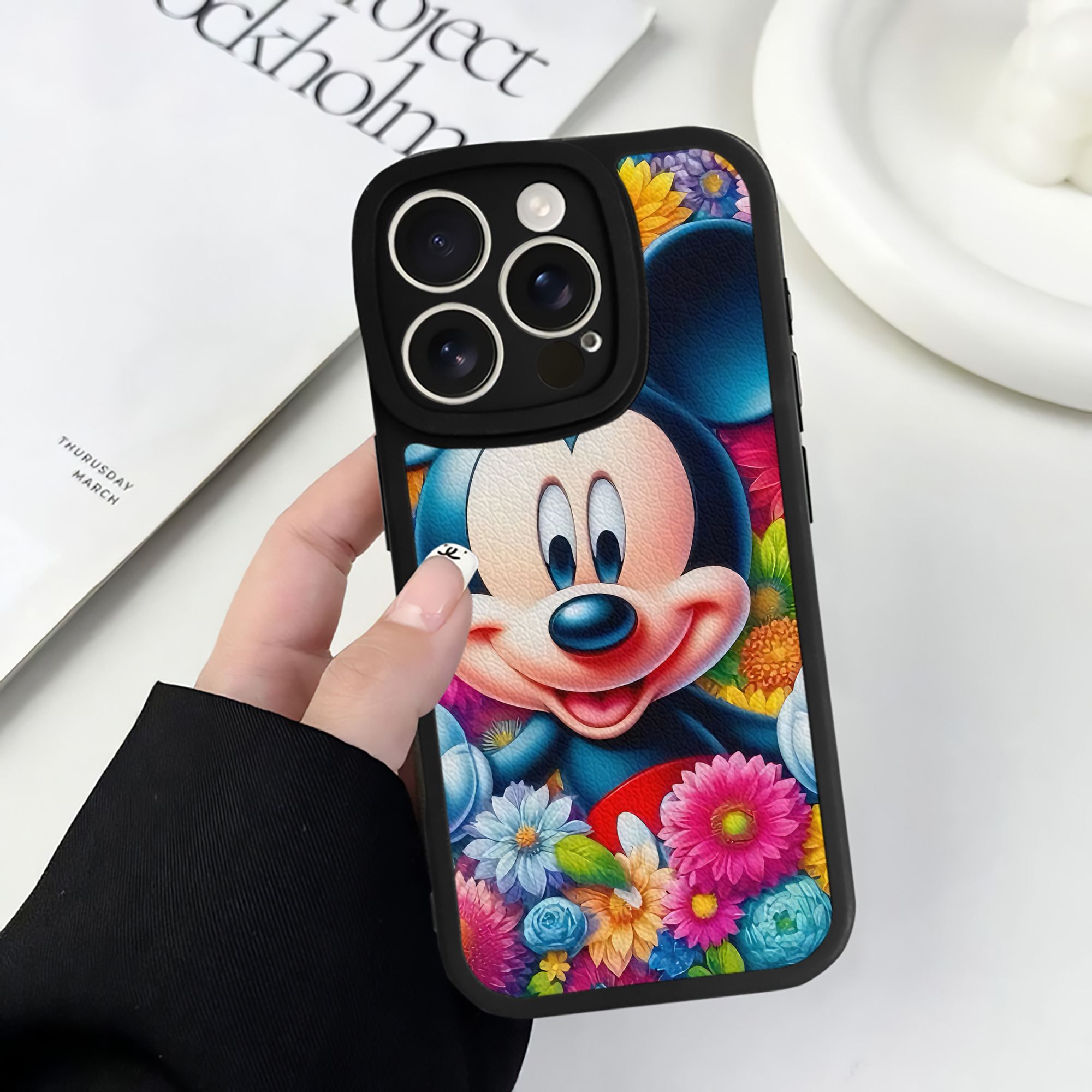 （画像用） ミッキーマウス Mickey Mouse 【iPhone 16シリーズ対応】シリコンスマホケース（レザー調） 材質：シリコン